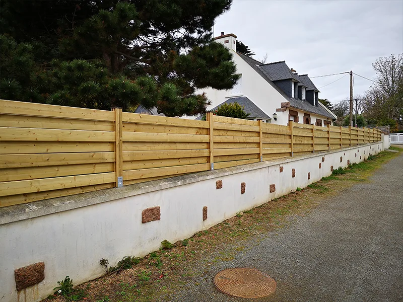 clôture en bois sur muret parpaing à Lannion