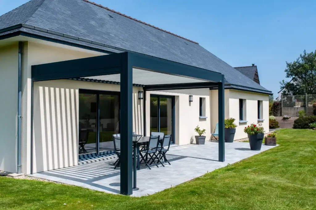 Pergola bioclimatique extérieure à Lannion Côtes d'Armor