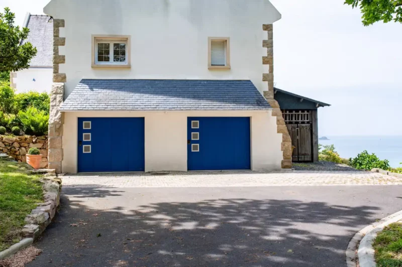 Porte de garage sectionnelle double bleu en bord de mer à Perros Guirec