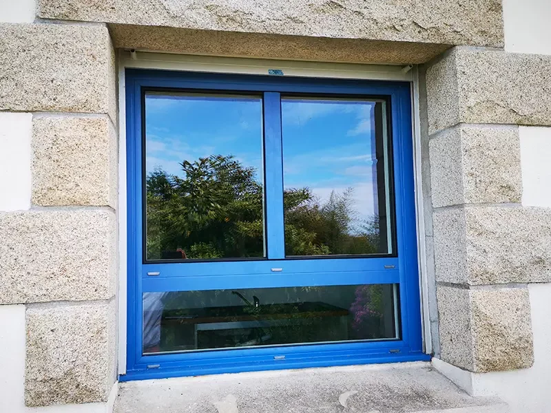 fenêtre bleu avec pierre à lannion et Perros Guirec