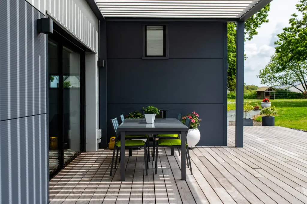 pergola bioclimatique sur terrasse bois