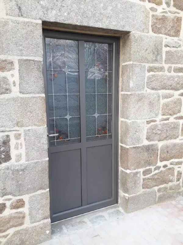 porte d'entrée vitrée grise maison pierre longère